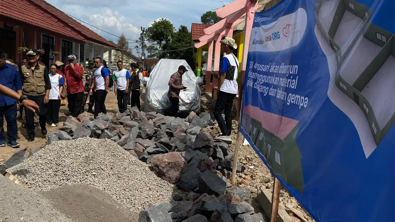 Pemerintah pusat mengapresiasi Yayasan Bakti Barito pembangunan dua sekolah di Desa Barusari, Kecamatan Pasirwangi, Kabupaten Garut, Jawa Barat, setelah musibah gempa September lalu. (Liputan6.com/Jayadi Supriadin)