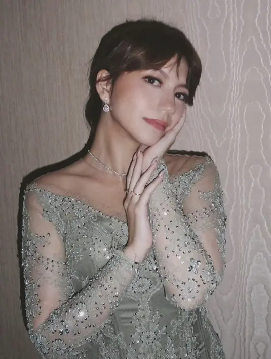 Nuansa sage green memberi kesan lembut pada tampilan. Warna ini hadirkan pesona yang begitu memikat. [Foto: Renzilazuardi/ Instagram]