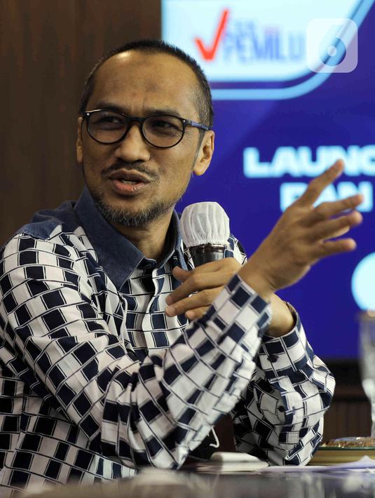 Mantan Ketua Komisi Pemberantasan Korupsi (KPK) dan Dewan Pembina ASA Indonesia, Abraham Samad menyampaikan keterangan saat meluncurkan website Cek Pemilu di Kantor ASA Indonesia, Jakarta, Selasa (20/12/2022). ASA Indonesia sebagai lembaga yang konsen terhadap isu antikorupsi, HAM, dan perkuatan demokrasi meluncurkan website Cek Pemilu sebagai platform pengecekan reputasi seseorang yang akan maju pada Pemilu 2024. (Liputan6.com/Herman Zakharia)