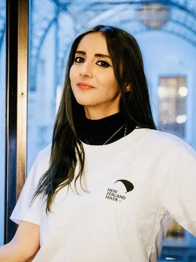 Golriz Ghahraman, anggota parlemen Partai Hijau Selandia Baru dituding mengutip di butik. (X/golrizghahraman)
