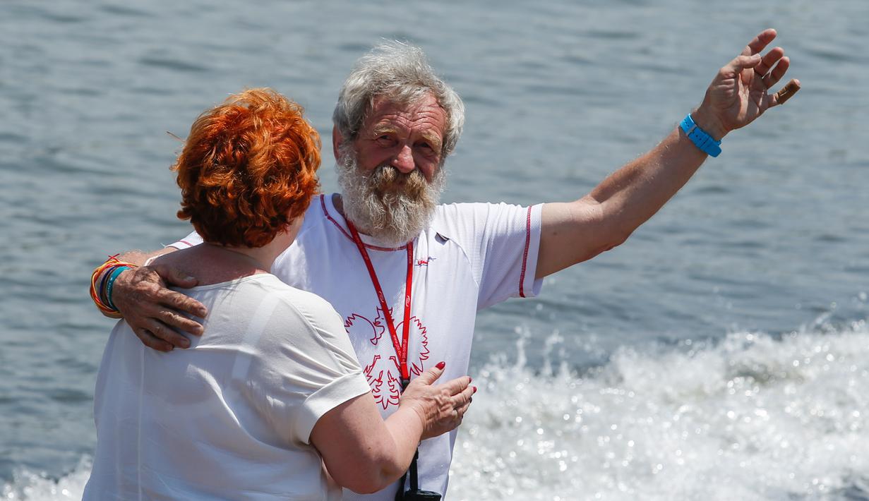 Aleksander Doba bersama istrinya jelang keberangkatan dirinya menuju Lisbon, Portugal dengan menggunakan kayak, New York, Minggu (29/5). Sebelumnya, Doba pernah diangkat menjadi petualang National Geographic tahun 2015. (AFP Photo/Eduardo Munoz)