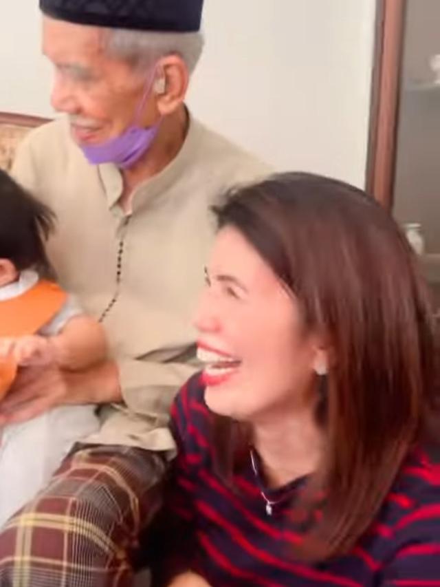 Kakek Nenek Atta Halilintar dapat Mobil Baru