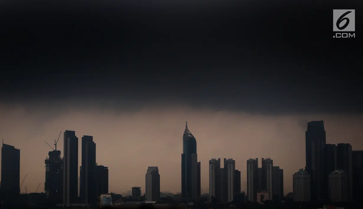 Awan hitam menyelimuti langit Jakarta, Senin (3/12). Badan Meteorologi Klimatologi dan Geofisika (BMKG) memperingatkan warga yang tinggal di wilayah rawan banjir untuk berhati-hati. (Liputan6.com/JohanTallo)