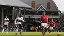Gelandang Manchester United, Paul Pogba, melepas umpan saat melawan Fulham pada laga Premier League di Stadion Craven Cottage, London, Sabtu (9/2). Fulham kalah 0-3 dari MU. (AFP/Ian Kington)