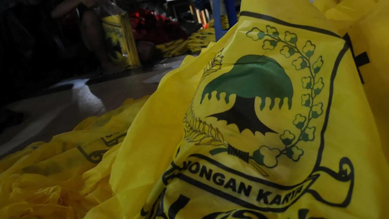 Produksi bendera partai-partai politik jelang Pemilu 2024 mulai ramai dipesan.<br><br>Hal itu bisa dilihat dari kesibukan para pekerja yang sedang menyelesaikan penjahitan bendera parpol pesanan di sebuah rumah industri tekstil di Jakarta, Rabu (1/11/2023