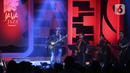 Gitaris Tohpati tampil pada hari kedua BNI Java Jazz Festival 2022 di JIExpo Kemayoran, Jakarta Pusat, Sabtu (28/5/2022). Perhelatan musik BNI Java Jazz Festival 2022 digelar pada 27-29 Mei dengan menampilkan musisi-musisi dari dalam dan luar negeri. (Liputan6.com/Johan Tallo)