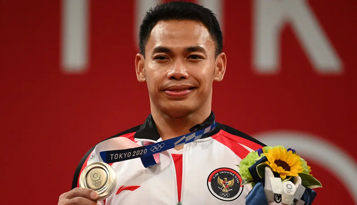 Eko Yuli berhasil persembahkan medali perak untuk Indonesia di kategori angkat besi kelas 61 kg putra dengan total angaktan 302 kg. (Foto: AFP/Vincenzo Pinto)