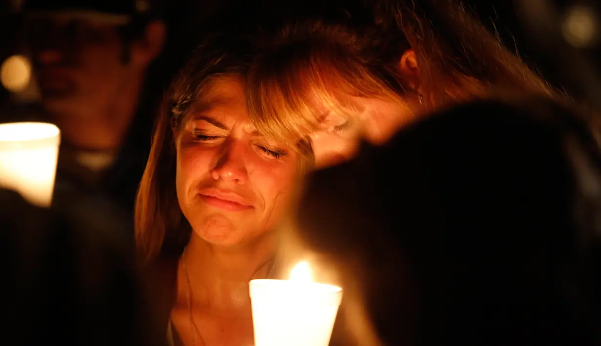 Ekspresi seorang wanita saat mengikuti aksi solidaritas terhadap penembakan masal di Umpqua Community College, Roseburg, Oregon, (1/ 10/2015). Penembakan tersebut menewaskan 9 orang dan melukai tujuh orang lainnya. (REUTERS/Steve DiPaola)