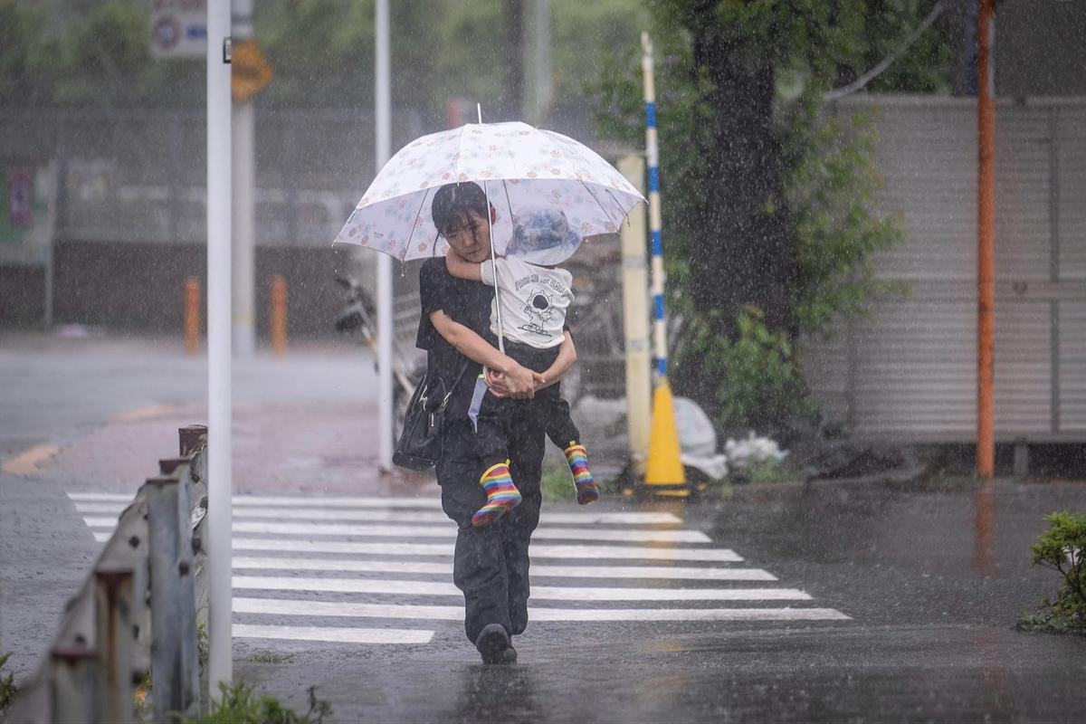 FOTO: Badai Jangmi Landa Jepang.  Ribuan Warga Diminta Mengungsi