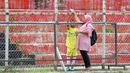 Orang tua setia menemani berbagi makanan dan minuman dengan Anak sebelum beraksi Legenda Timnas Indonesia pada Irman Gusman Cup 2016 di Stadion Agus Salim, Padang, Minggu (13/3/2016). (Bola.com/Nicklas Hanoatubun)