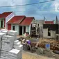 Pekerja menyelesaikan pembangunan perumahan bersubsidi di Bukit Rancayamaya Residences, Caringin, Bogor, Minggu (14/02/2021). Di awal pandemi Covid-19 mencuat, yakni  senilai Rp 17 triliun sepanjang tahun 2020 dengan total unit mencapai 122.000. (merdeka.com/Arie Basuki)