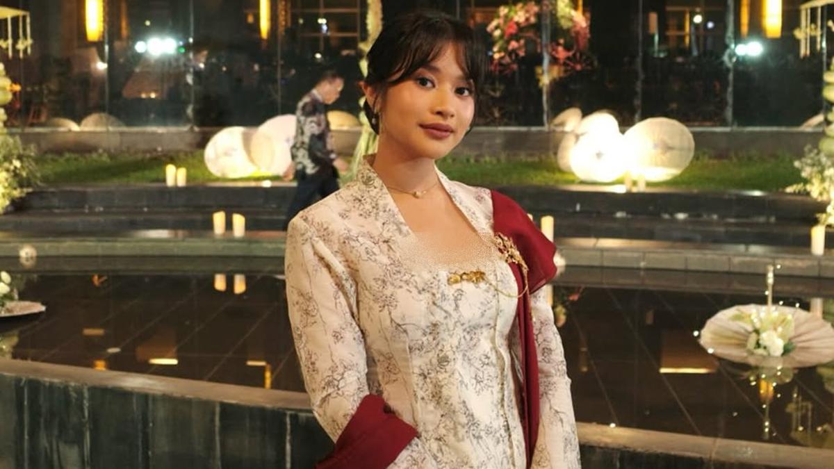 5 Gaya Adira Kania Anak Ikke Nurjanah Pakai Kebaya, Anggunnya Warisan Mama