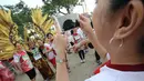Sejumlah peserta lari berfoto dengan peserta yang mengenakan kostum saat acara Joyful Run&Walk 2017 di Alam Sutra, Tangerang, Minggu (7/5). Acara ini diikuti oleh lebih dari 5.500 peserta. (Liputan6.com/Helmi Afandi)
