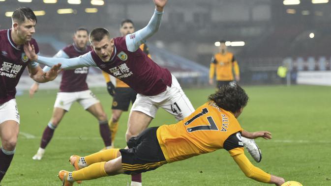 Fabio Silva dari Wolverhampton Wanderers berebut bola dengan Josh Benson pada laga Liga Inggris di stadion Turf Moor di Burnley, Inggris, Senin, 21 Desember 2020. (Peter Powell / Pool via AP)