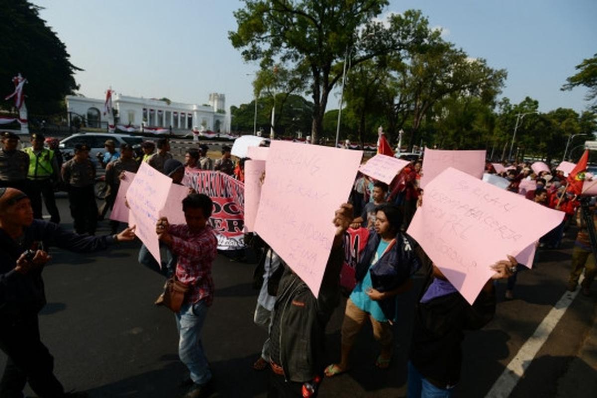 Puluhan demonstran dari Aliansi Tarik Mandat geruduk Istana Negara