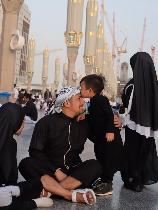 Coba lihat, kebahagiaan Irfan semakin terlihat di wajahnya ketika mendapat ciuman romantis dari anak laki-lakinya, Chafidz Djalu Hakim, atau yang akrab disapa Djalu. (Instagram/irfanhakim75)