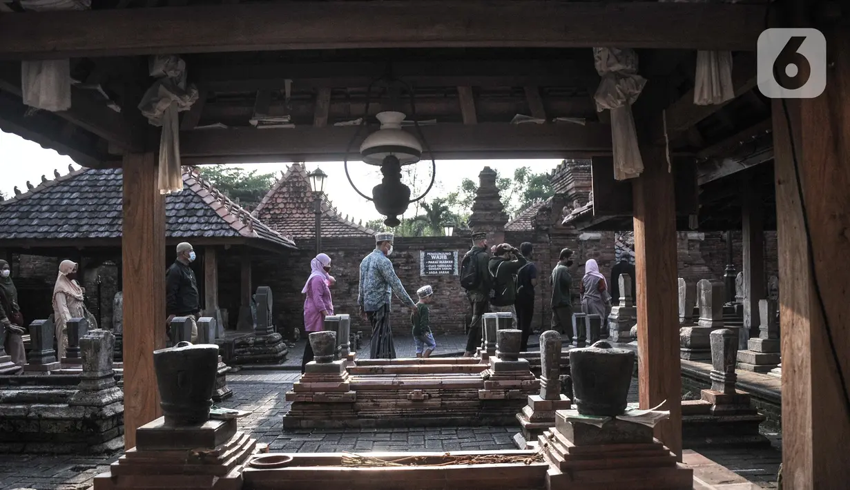 Peziarah saat mendatangi makam Sunan Kudus, Kauman, Kabupaten Kudus, Jawa Tengah, Rabu (30/3/2022). Tercatat ada 5.000 peziarah per hari dalam sepekan terakhir. (merdeka.com/Iqbal S. Nugroho)