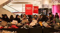 Calon pembeli memilih tas di salah satu toko saat Jakarta "Midnight Sale" di Mall Senayan City, Jakarta, Jumat (16/6). Belanja Tengah Malam atau Midnight Sale yang menjadi program tahunan Festival Jakarta Great Sale 2017. (Liputan6.com/Gempur M Surya)