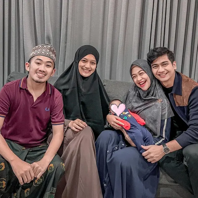 Siap Sambut Kelahiran Buah Hati, Ini 6 Potret Ria Ricis Gendong Anak Artis