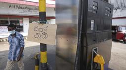 Pemberitahuan "Tanpa Diesel" digantung di stasiun pompa bahan bakar selama pemadaman listrik di Kolombo, 23 Februari 2022. Sri Lanka menerapkan pemadaman listrik bergilir akibat krisis keuangan yang memicu kekurangan bahan bakar dan melumpuhkan jaringan listriknya. (AP Photo/Eranga Jayawardena)