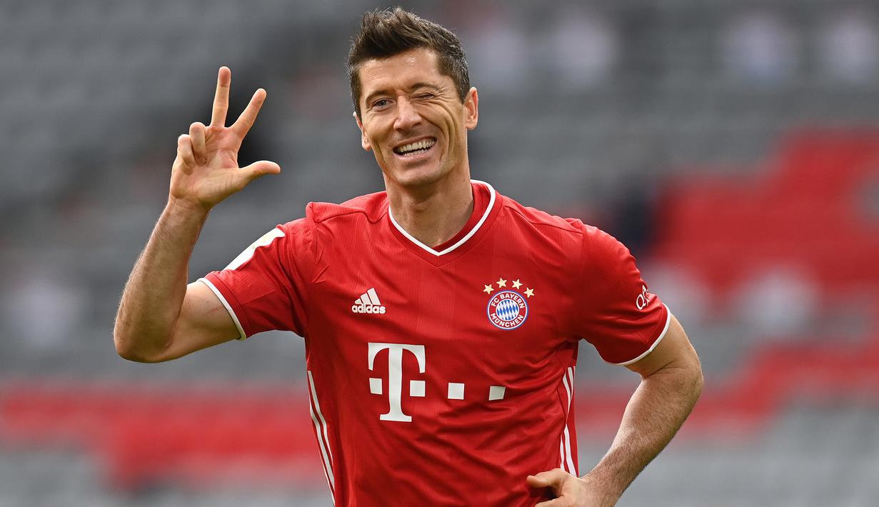 Penyerang Bayern Munchen, Robert Lewandowski, merayakan gol yang dicetaknya ke gawang Eintracht Frankfurt pada laga lanjutan Liga Jerman di Allianz Arena, Sabtu (24/10/2020) malam WIB. Bayern Munchen menang 5-0 atas Eintracht Frankfurt. (AFP/Christof Stache/various sources)