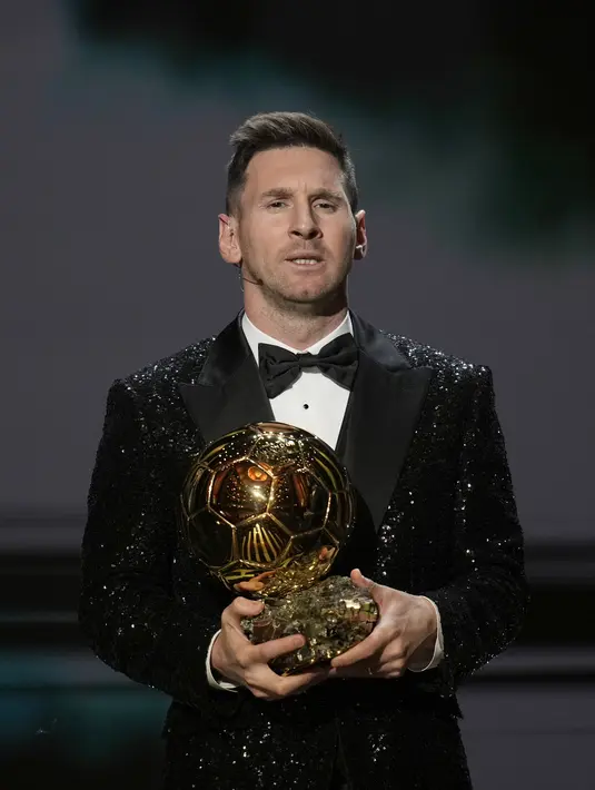 Reaksi Timnas Argentina dan striker PSG, Lionel Messi setelah memenangkan trofi Ballon d'Or 2021 pada acara penganugerahan di Theatre du Chatelet, Paris, Senin (29/112021). Setelah tahun lalu ditiadakan karena pandemi Covid-19, penghargaan Ballon d'Or kembali diadakan. (AP Photo/Christophe Ena)