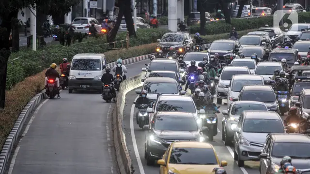 Cegah Macet dan Kecelakaan, Polisi Razia Kendaraan Penerobos Jalur Transjakarta