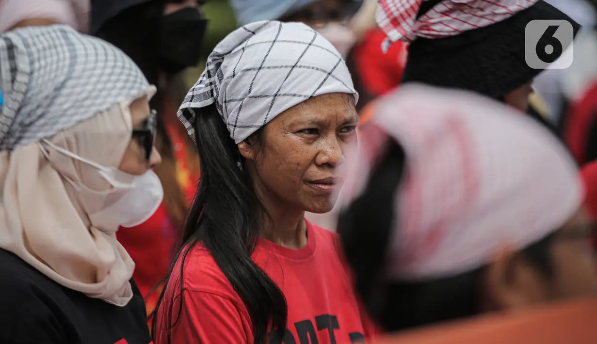 Sejumlah Pekerja Rumah Tangga (PRT) yang tergabung dalam Koalisi Sipil Untuk UU Perlindungan PRT melakukan aksi di depan Gedung DPR, Jakarta, Rabu (15/7/2023). Mereka mendesak Presiden dan Ketua DPR bersuara untuk mendukung pengesahan Undang-Undang Perlindungan Pekerja Rumah Tangga (RUU PPRT) guna menghentikan kekerasan dan praktek perbudakan modern terhadap ibu-ibu pekerja rumah tangga. (Liputan6.com/Faizal Fanani)