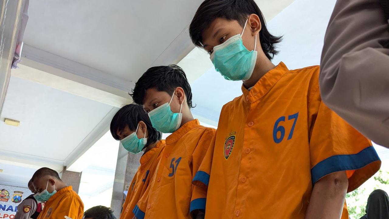 Amarah Tersulut Gegara Diteriaki, 3 Pemuda di Lumajang Keroyok Pemotor