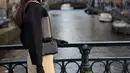 Raline Shah tampil memukau saat liburan ke Belanda dengan gaya yang elegan dan modis. Mengenakan wool outerwear hitam yang hangat, ia memadukannya dengan bawahan crinkle creme yang memberikan sentuhan kasual namun tetap chic. Untuk melengkapi penampilannya, Raline menambahkan syal coklat yang menambah kesan hangat, kacamata hitam yang menambah kesan misterius, serta mini bag hitam yang menambah kesan stylish. [@ralineshah].