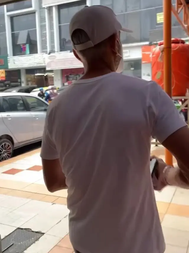 Bunga Zainal dan Sukhdev Singh di Pasar