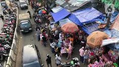 Suasana kawasan Pasar Gembrong yang dipadati warga di Jatinegara, Jakarta Timur, Minggu (31/5/2020). Meski penerapan Pembatasan Sosial Berskala Besar (PSBB) Jakarta masih berlaku, namun pasar yang khusus menjual pernak-pernik mainan anak ini kembali dipadati warga. (Liputan6.com/Immanuel Antonius)
