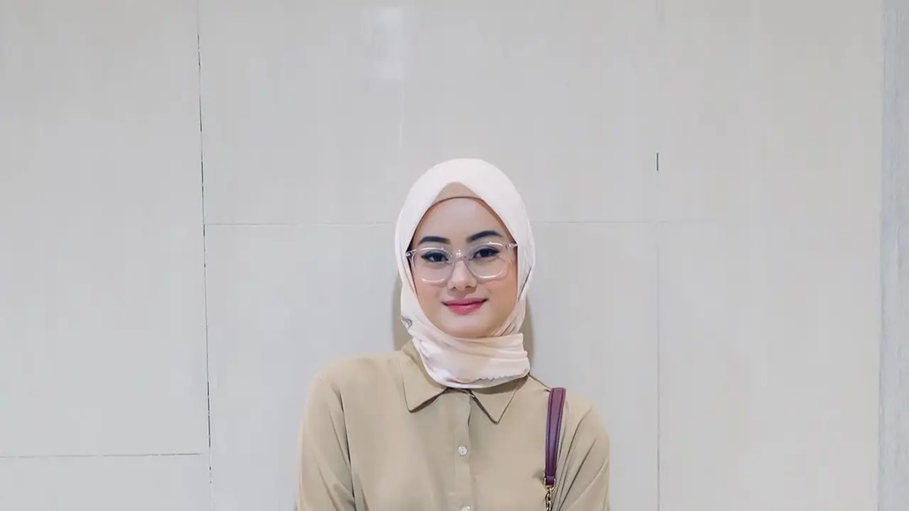 Selalu Pakai Pashmina, Ini 6 Potret Dinda Hauw dalam Balutan Jilbab Segiempat