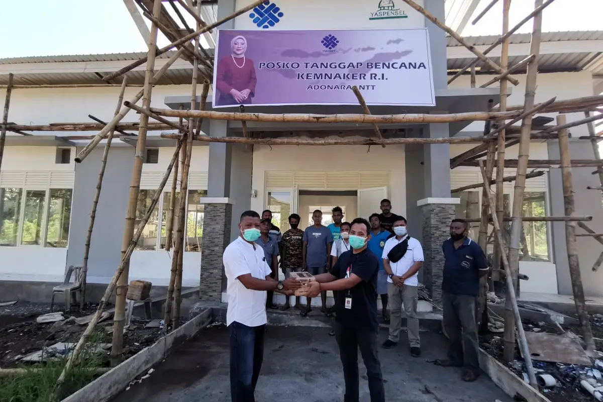 Kemnaker Galang Dana dan Salurkan Bantuan Logistik Korban Banjir Bandang NTT