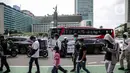 Ratusan imigran Afghanistan jalan kaki menuju Kedubes Kanada di Jakarta, Senin (13/12/2021). Dengan membawa spanduk dan poster, mereka menuntut UNHCR dan IOM segera memproses penempatan mereka ke negara tujuan seperti Kanada, Australia, Selandia Baru maupun AS. (Liputan6.com/Faizal Fanani)