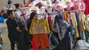 Harga murah dan pilihan yang bervariasi menjadi alasan warga memilih berbelanja di Pasar Tanah Abang. (Liputan6.com/Angga Yuniar)