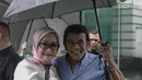 Ekspresi Rhoma Irama bersama istrinya Ricca Rachim saat tiba untuk menghadiri konferensi pers indosiar Ramadhan Penuh Berkah di Jakarta, Kamis (26/4). Rhoma menikahi Ricca pada 1984 dan bertahan hingga saat ini. (Liputan6.com/Faizal Fanani)