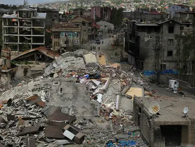 Sejumlah bangunan rusak dan hancur akibat bentrokan antara pasukan keamanan Turki dan gerilyawan Kurdi di Yuksekova, provinsi tenggara Hakkari , Turki , 30 Mei 2016. (REUTERS / Sertac kayar)