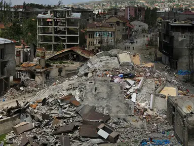 Sejumlah bangunan rusak dan hancur akibat bentrokan antara pasukan keamanan Turki dan gerilyawan Kurdi di Yuksekova, provinsi tenggara Hakkari , Turki , 30 Mei 2016. (REUTERS / Sertac kayar)
