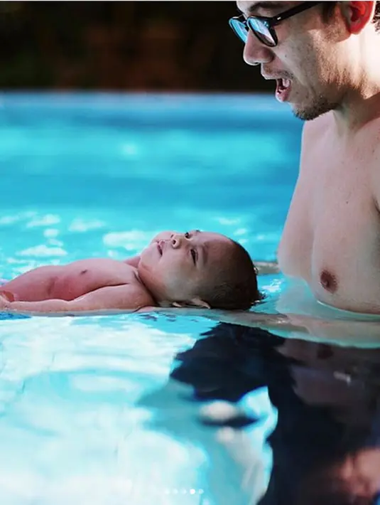 Andien mengenalkan buah hatinya pertama kali dalam kolam renang. Dengan dipandu oleh pembimbing, yang juga memberikan training aquarobic saat Andien sedang hamil anak pertamanya. (Instagram/andienippekawa)