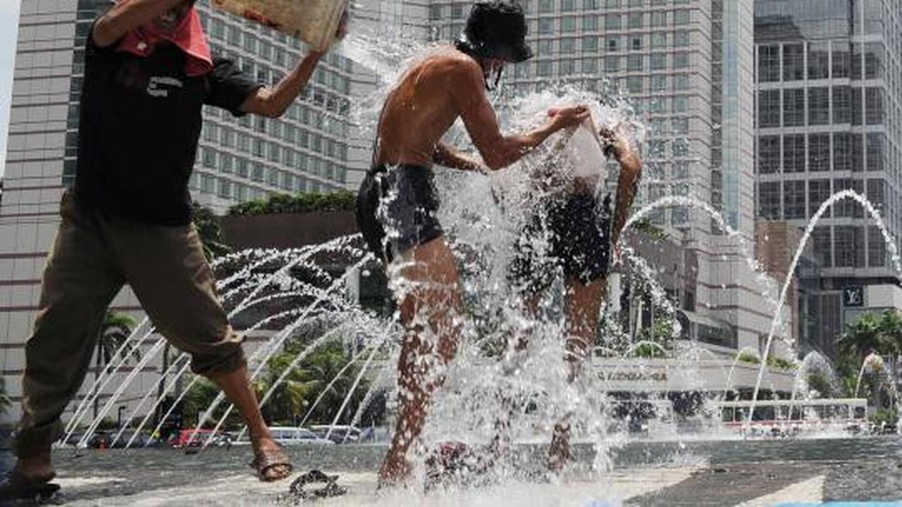 Demo Hari Air, mandi di Bundaran HI