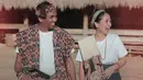 Pasangan yang menikah pada 19 Agustus lalu  ini tampak menawan dengan pakaian adat Sumba. (Liputan6.com/IG/@glennfredly309)