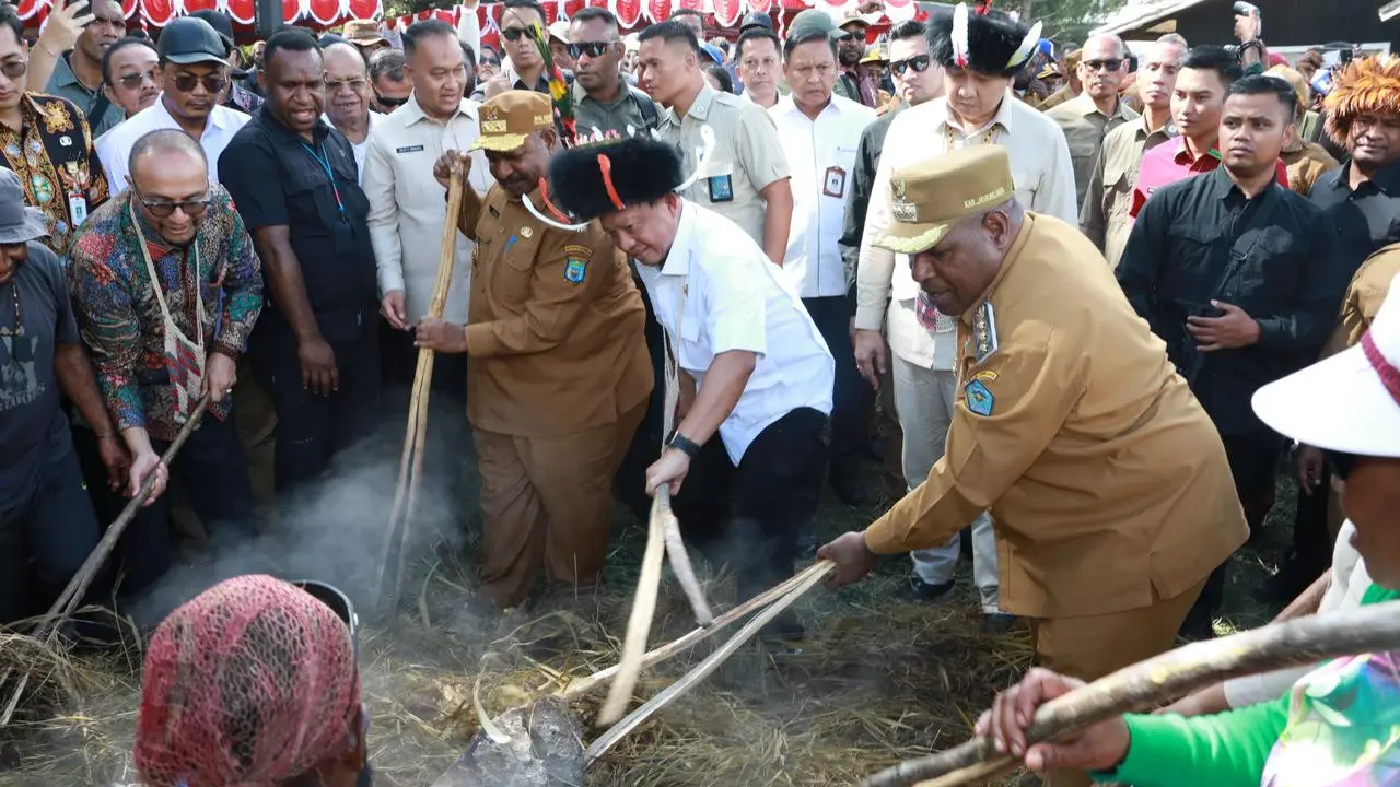 Mendagri dan Menteri PKP Sambangi Papua Pegunungan, Ikut Lestarikan Tradisi Bakar Batu