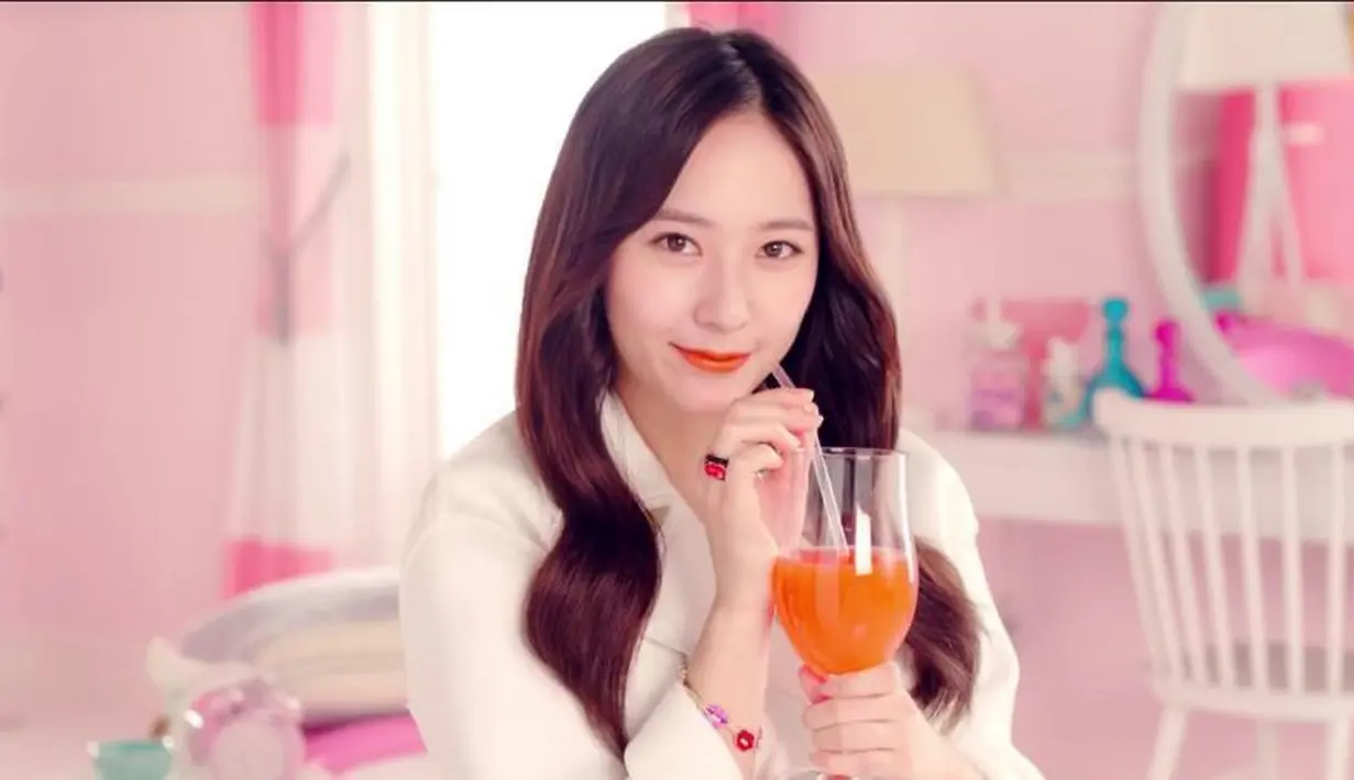 Padahal, memang sejak lahir Krystal memiliki sifat yang dingin dan pendiam. Tutur wajahnya yang terkesan jutek dan angkuh memang diakuinya, namun ia memiliki sifat yang hangat juga menyenangkan. (Soompi/Bintang.com)