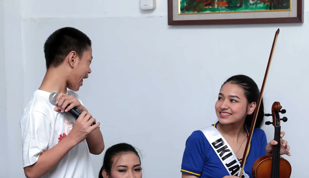 Kedatangan para finalis ini guna memberikan semangat pada anak-anak kurang mampu yang tinggal di Yayasan yang terletak di Kawasan Kebayoran Baru, Jakarta Selatan. Dan juga diisi dengan berbagai kegiatan. (Deki Prayoga/Bintang.com)