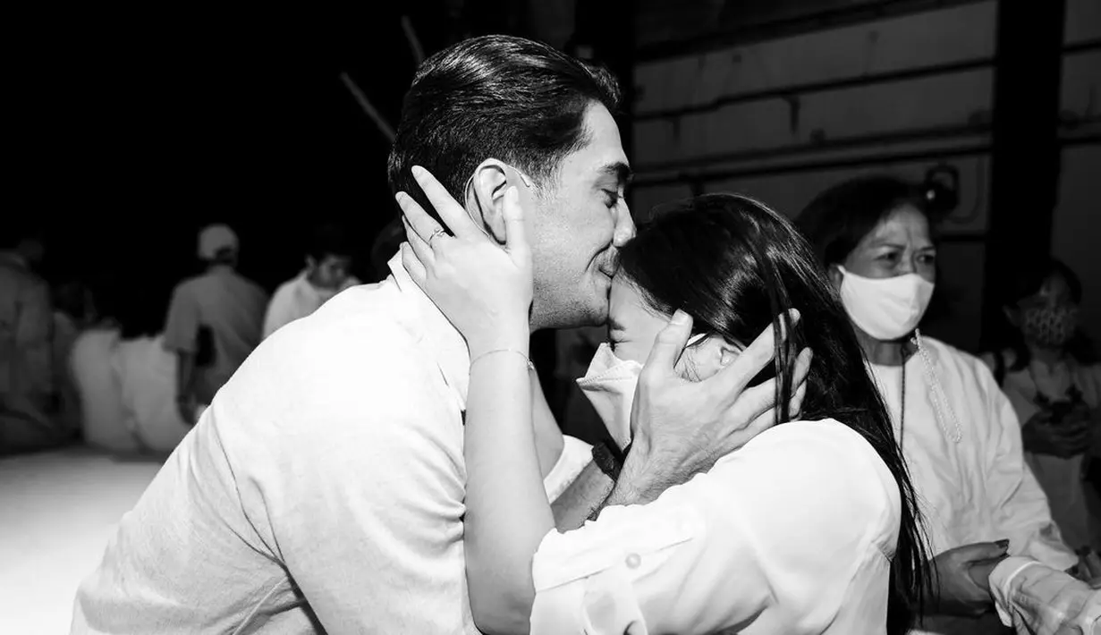 <p>Apapun status hubungan yang mereka jalani, Reza Rahadian dan Prilly Latuconsina terbukti saling dukung dan memberikan pengaruh positif bagi satu sama lain. (FOTO: instagram.com/prillylatuconsina96/)</p>