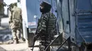 Seorang pasukan paramiliter India berjaga dekat lokasi baku tembak di Kota Srinagar, ibu kota musim panas Kashmir yang dikuasai India, pada 12 Oktober 2020. Dua orang militan 
Dua militan tewas dalam baku tembak dengan pasukan pemerintah di wilayah Kashmir yang dikuasai India. (Xinhua/Javed Dar)