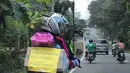 Orang tua yang merantau untuk memenuhi kebutuhan anaknya yang ada di kampung halaman. (Source: Facebook/katakita)