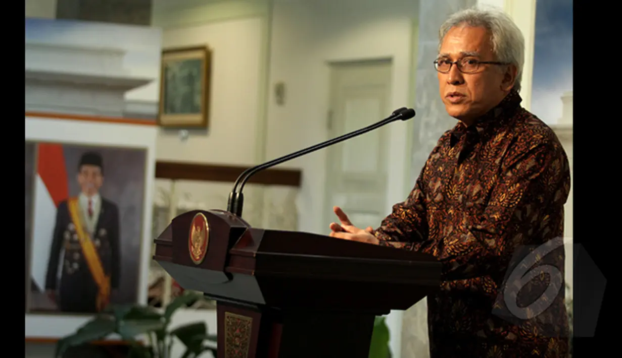 Iwan Fals memberikan keterangan usai bertemu Presiden Joko Widodo di Istana Merdeka, Jakarta, (27/2/2015). Kedatangan Iwan Fals membicarakan rencana konser "Nyanyian Raya” yang bertujuan mengajak publik berbuat hal positif. (Liputan6.com/Faizal Fanani)