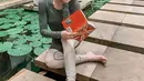 Bukan hanya soal bersalaman Namaste, di akun Instagramnya, Cinta juga menyiarkan tentang kegiatan yang dilakukannya saat isolasi diri di rumah. Salah satunya adalah dengan membaca buku. (Instagram/claurakiehl)